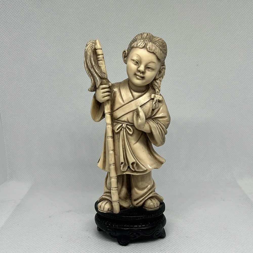 Vintage craved resin young Asian girl figurine wony ltd Italy 4 7/8 in tall